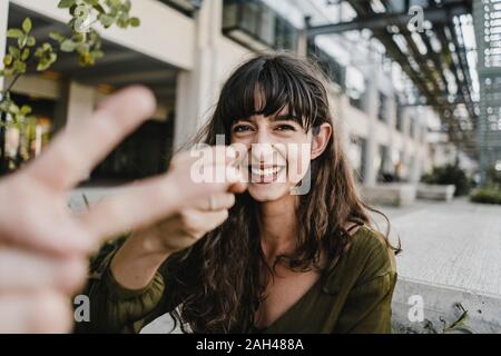 Frau und Mann spielt Schere Papier Stein Stockfoto