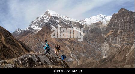 Wanderer bei Tsaurabong Peak, italienische Basislager, Dhaulagiri Circuit Trekking, Himalaya, Nepal Stockfoto