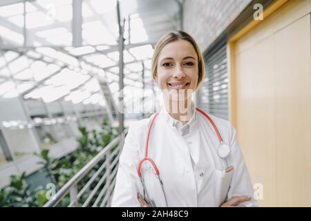 Porträt einer lächelnden Ärztin Stockfoto