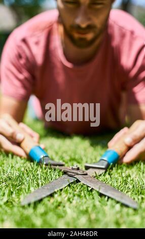 Mann Beschneidung der Rasen im Garten Stockfoto