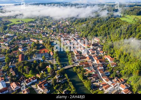 Deutschland, Bayern, Wolfratshausen, Luftaufnahme von Land Stadt entlang der Loisach River Stockfoto