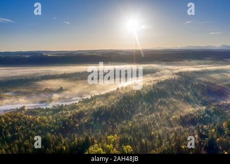 Deutschland, Bayern, Oberbayern, Naturschutzgebiet Isarauen, Luftaufnahme der Isar bei Sonnenaufgang Stockfoto