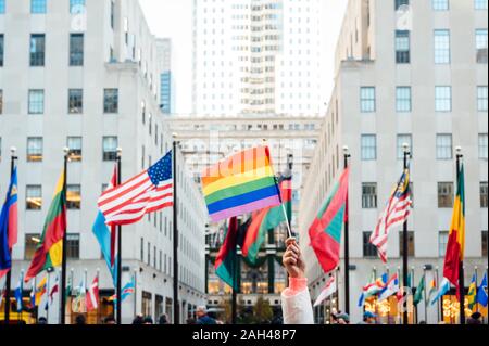 Hand winken LGBT-Flagge in NYC, USA Stockfoto
