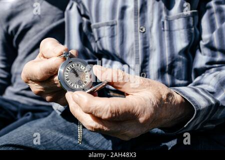 Die Hände des alten Mann hält silver Pocket, close-up Stockfoto