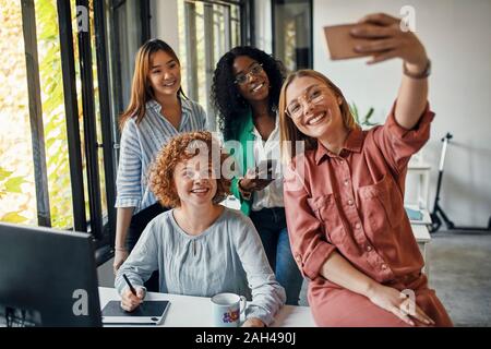 Gerne weiblichen Kollegen eine selfie im Büro Stockfoto