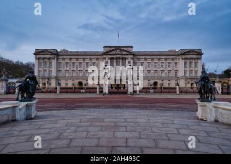 Großbritannien, England, London, die Fassade des Buckingham Palace in der Morgendämmerung Stockfoto