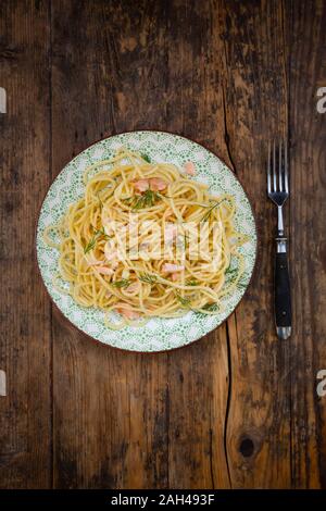 Teller Spaghetti mit Lachs und Dill Stockfoto