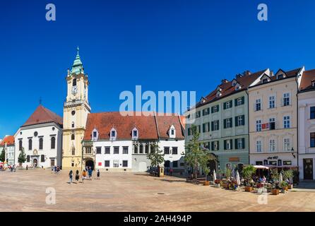 Die Slowakei, Bratislava, Hauptplatz mit altem Rathaus und Restaurants Stockfoto