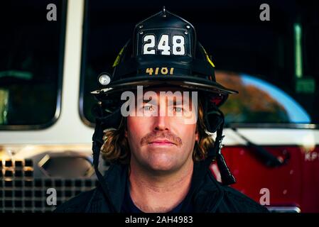 Portrait von zuversichtlich Feuerwehrmann, New York, United States Stockfoto