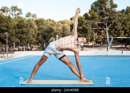 Barechested muskulösen Mann üben Fitness Übungen im Freien Stockfoto