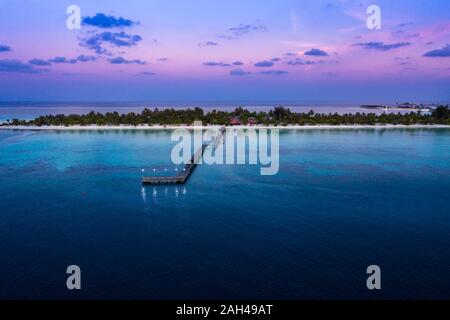 Malediven, Bodufinolhu, Luftaufnahme von Jetty der Küstengebiete tourist resort Süd Male Atoll in der Dämmerung Stockfoto