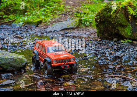 Deutschland, Fernbedienung Auto fahren durch Bach Stockfoto