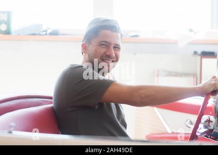 Junge Mann in einem Polster workshop Stockfoto