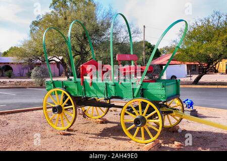 Restauriert und neu lackiert Pionier wagen, einmal durch die, die ging West in Tubac, Arizona gesehen angetrieben Stockfoto