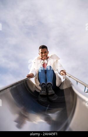 Porträt der glückliche junge Mann auf einer Folie Stockfoto