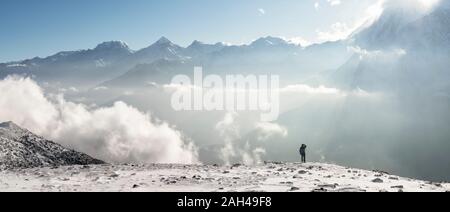 Mann bei Yak Kharka Camp, Dhaulagiri Circuit Trekking, Himalaya, Nepal Stockfoto