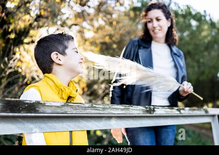 Mutter und Sohn spielen und lachen im Freien Stockfoto