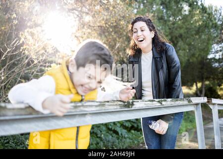 Mutter und Sohn spielen und lachen im Freien Stockfoto