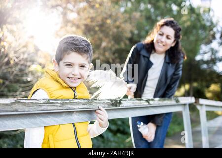 Mutter und Sohn spielen und lachen im Freien Stockfoto