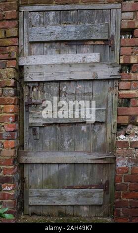 Alte Holztür in der Wand in Canterbury, Kent, Großbritannien. Stockfoto