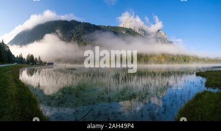 Deutschland, Bayern, Mittenwald, dicker Nebel schweben über Ferchensee See mit wettersteinspitzen Berg im Hintergrund Stockfoto