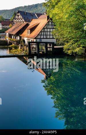 Deutschland, Baden-Württemberg, Blaubeuren, auf dem Land Cottages in glänzenden Fluss widerspiegelt Stockfoto