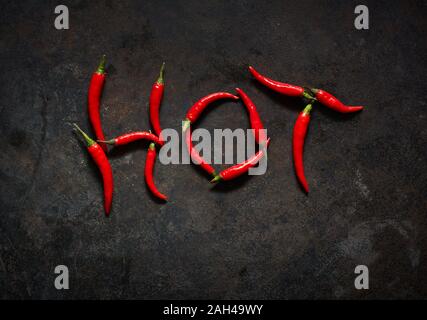 Red chili peppers in Wort angeordnet Stockfoto