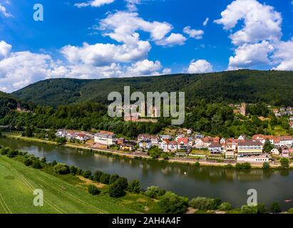 Deutschland, Baden-Württemberg, Neckarsteinach, Luftaufnahme der Stadt und der Burgen Schadeck, Vorderburg, Hinterburg Mittelburg, Stockfoto