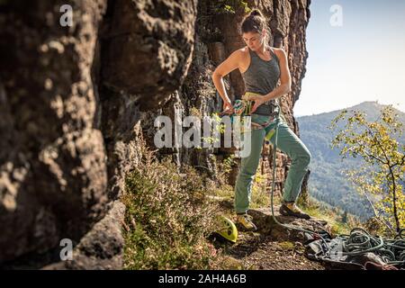 Frau vorbereiten zu klettern Stockfoto