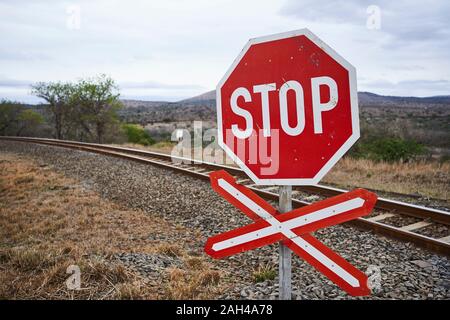 Stop Schild an einer Bahntrasse, KwaZulu-Natal, Südafrika