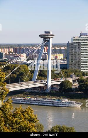 Die Slowakei, Bratislava, UFO Restaurant über die meisten SNP Brücke und Schiff Stockfoto