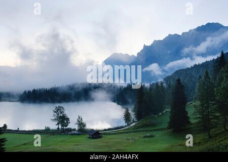 Deutschland, Bayern, Mittenwald, nebligen Morgen am Lautersee See Stockfoto