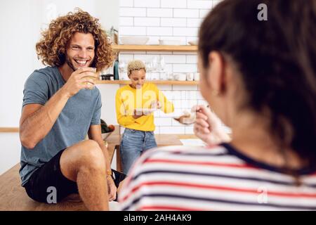 Gerne Freunde, das Frühstück in der Küche zu Hause. Stockfoto