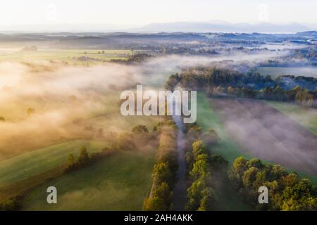 Deutschland, Bayern, Geretsried, Luftaufnahme der Loisach river canal an Foggy dawn Stockfoto