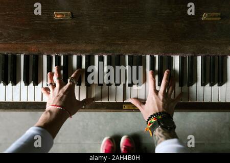 Des Menschen Händen Klavier spielen Stockfoto