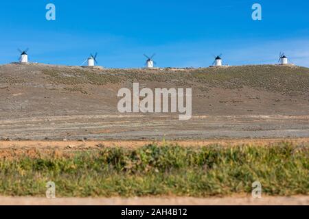 Spanien, Provinz von Toledo, Consuegra, Reihe der alten Windmühlen auf dem Hügel Stockfoto