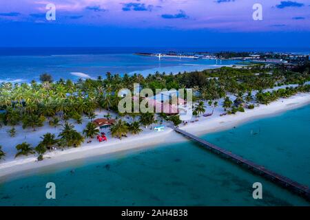 Malediven, Bodufinolhu, Luftaufnahme von Küsten tourist resort Süd Male Atoll in der Dämmerung Stockfoto