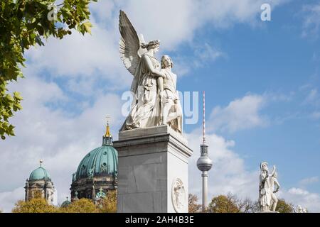 Deutschland, Berlin, Nike unterstützt verwundeten Krieger Statue mit Berliner Dom und Fernsehturm im Hintergrund Stockfoto