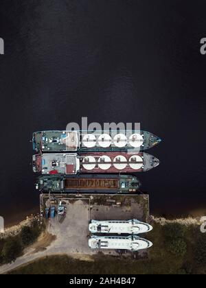 Russland, Sankt Petersburg, Luftaufnahme von Schiffen auf Pier auf der Newa günstig Stockfoto