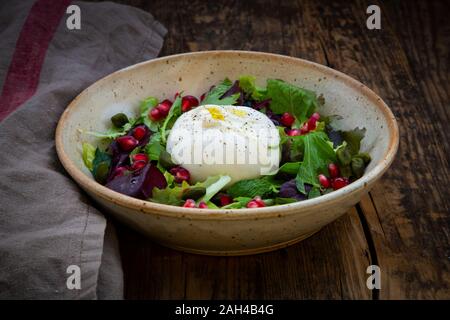 Orientalischer Salat mit Minze, Pistazien, Granatapfel Samen und burrata Käse Stockfoto