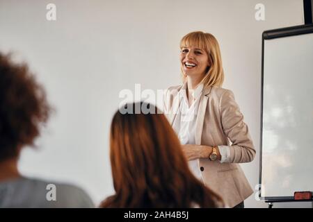 Gerne schwangere Frau führt einen Workshop im Büro Stockfoto