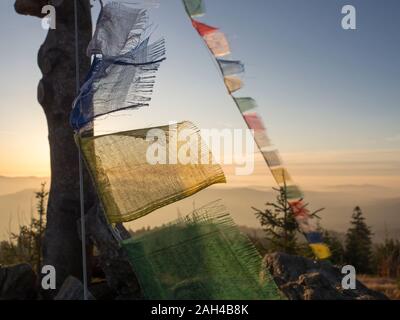 Deutschland, Bayern, Gebetsfahnen auf der Bergspitze des Heugstatt Stockfoto