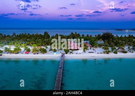 Malediven, Bodufinolhu, Luftaufnahme von Küsten tourist resort Süd Male Atoll in der Dämmerung Stockfoto