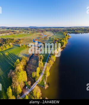 Deutschland, Bayern, Uffing am Staffelsee, Luftaufnahme von Country Road stretching zwischen Ach und Ufer des Staffelsee Stockfoto