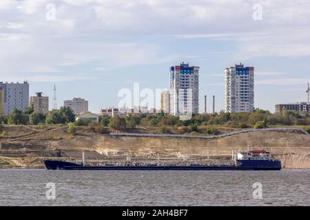 Schiff auf dem Fluss vor dem Hintergrund der Stadt Stockfoto