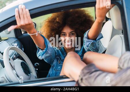 Junge Frau während der Reise, Sitzen im Auto. Stockfoto
