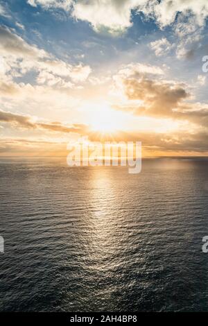 Mittelmeer bei Sonnenuntergang in der Nähe von Corniglia, Ligurien, Italien Stockfoto