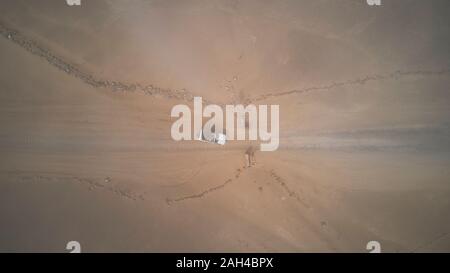 Drone Ansicht einer 4x4 in der nebligen Wüste, Namibia Stockfoto