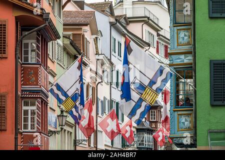 Schweiz, Kanton Zürich, Zürich, Flaggen über Augustinergasse Lane hängen Stockfoto