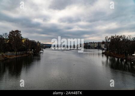 Blick auf Prag von der Brücke, Prag Brücken über die Moldau mit Verkehr Stockfoto